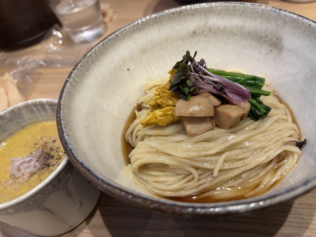 つけそばの麺・トッピングのクローズアップ