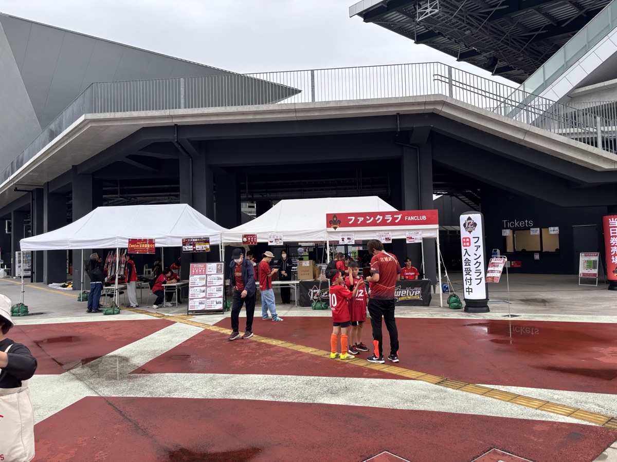 金沢ゴーゴーカレースタジアム前のファンクラブ受付テント