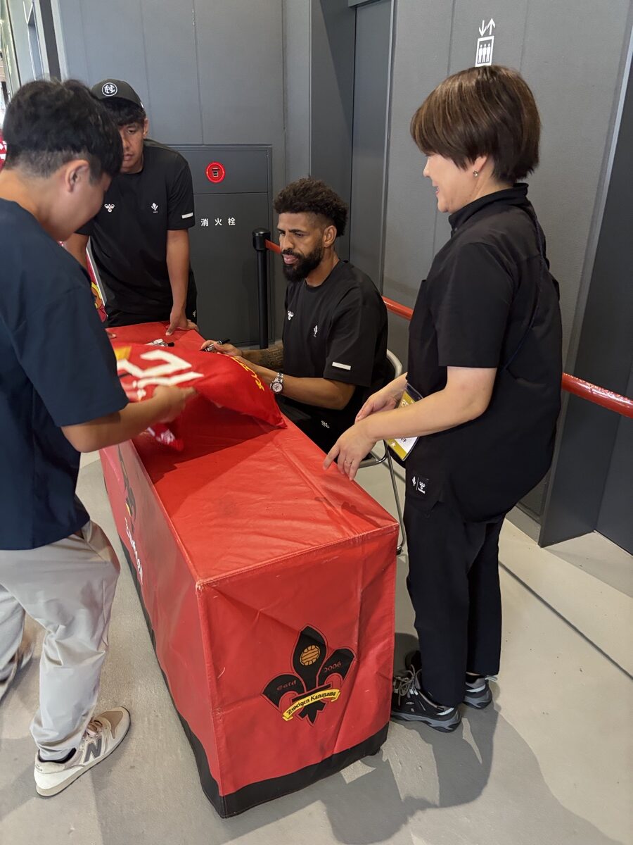 パトリック選手のサイン会の様子