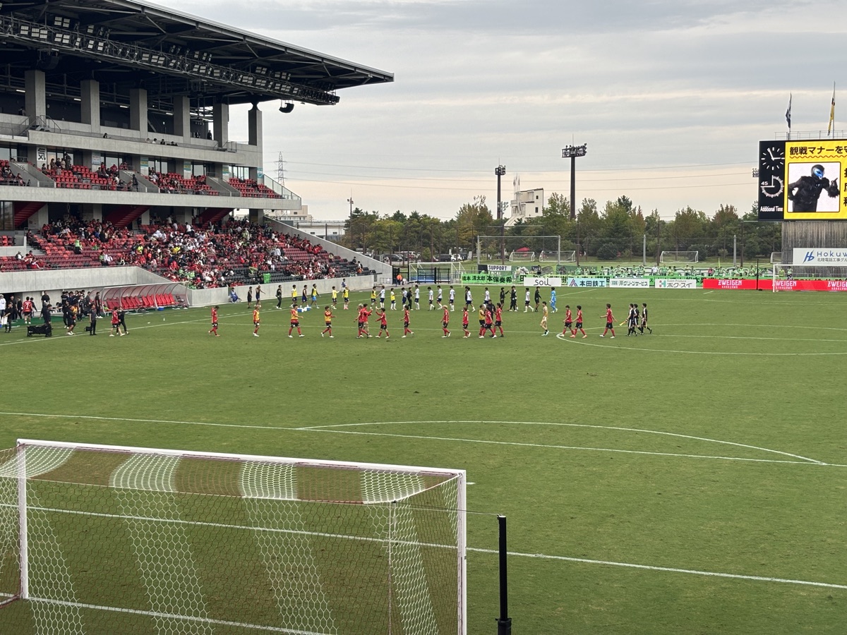 試合後グラウンドに整列してサポーターに挨拶するツエーゲン金沢の選手たち