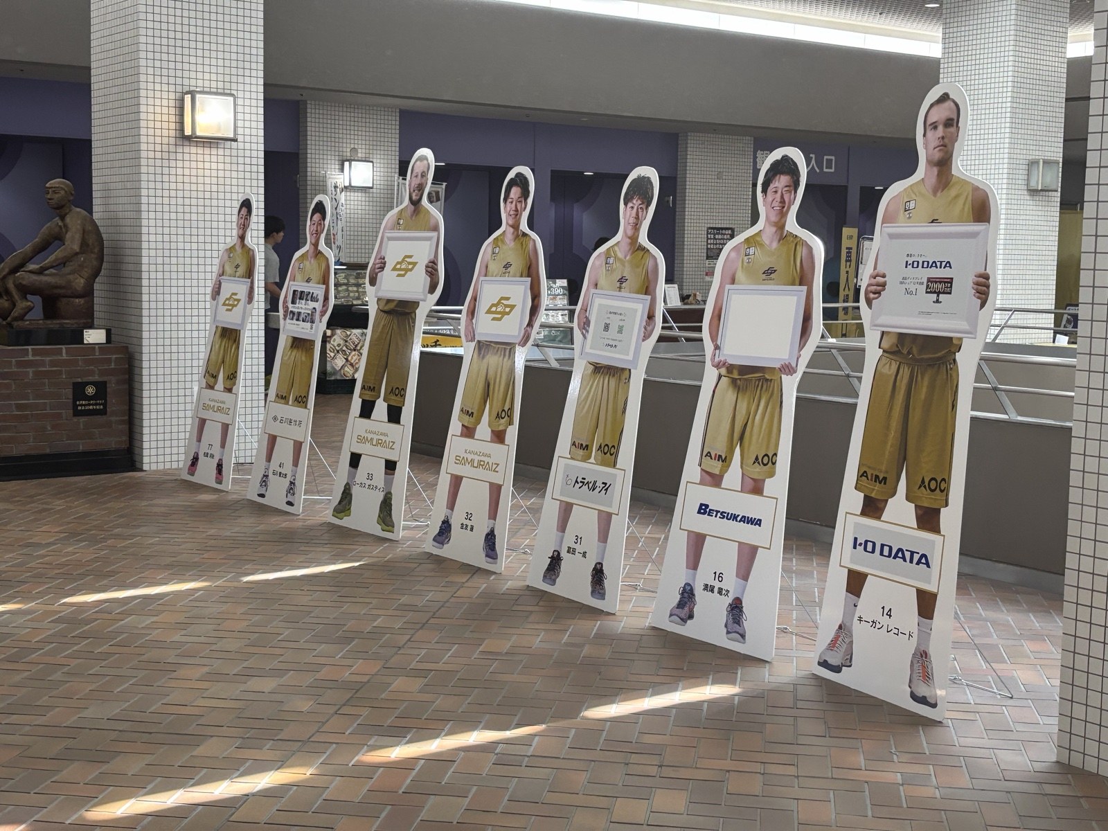 コンコースに並ぶ金沢武士団の選手パネル
