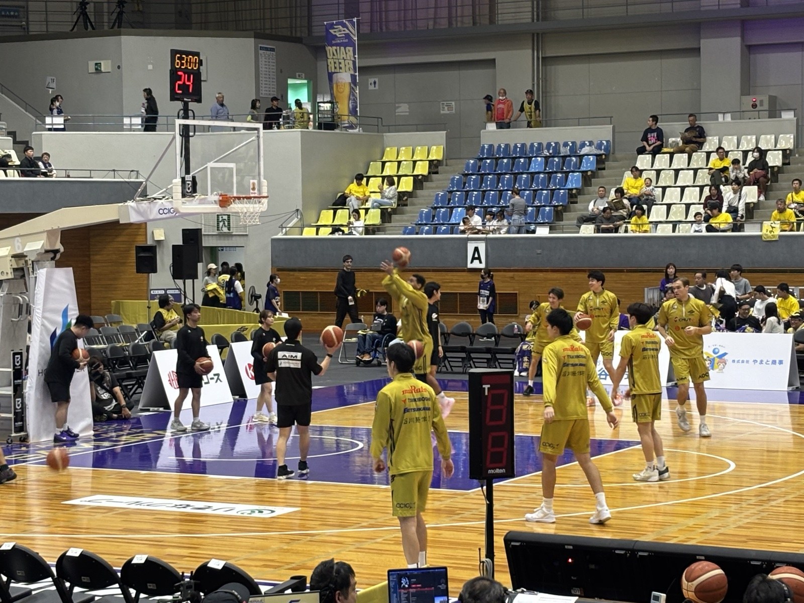 コートでシュート練習をする金沢武士団の選手たち