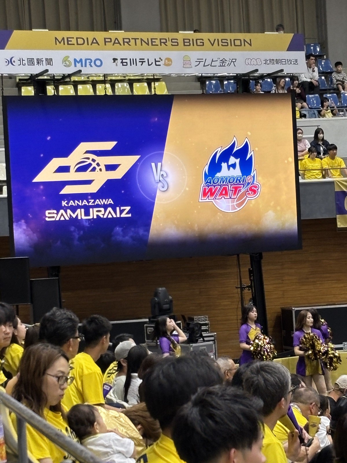 大型ビジョンに表示された金沢サムライズ対青森ワッツの対戦カード