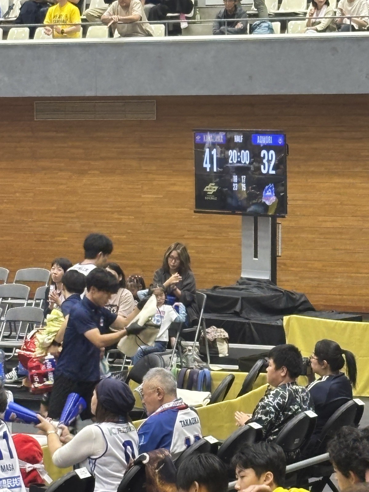 ハーフタイムで41対32となっているスコアボード