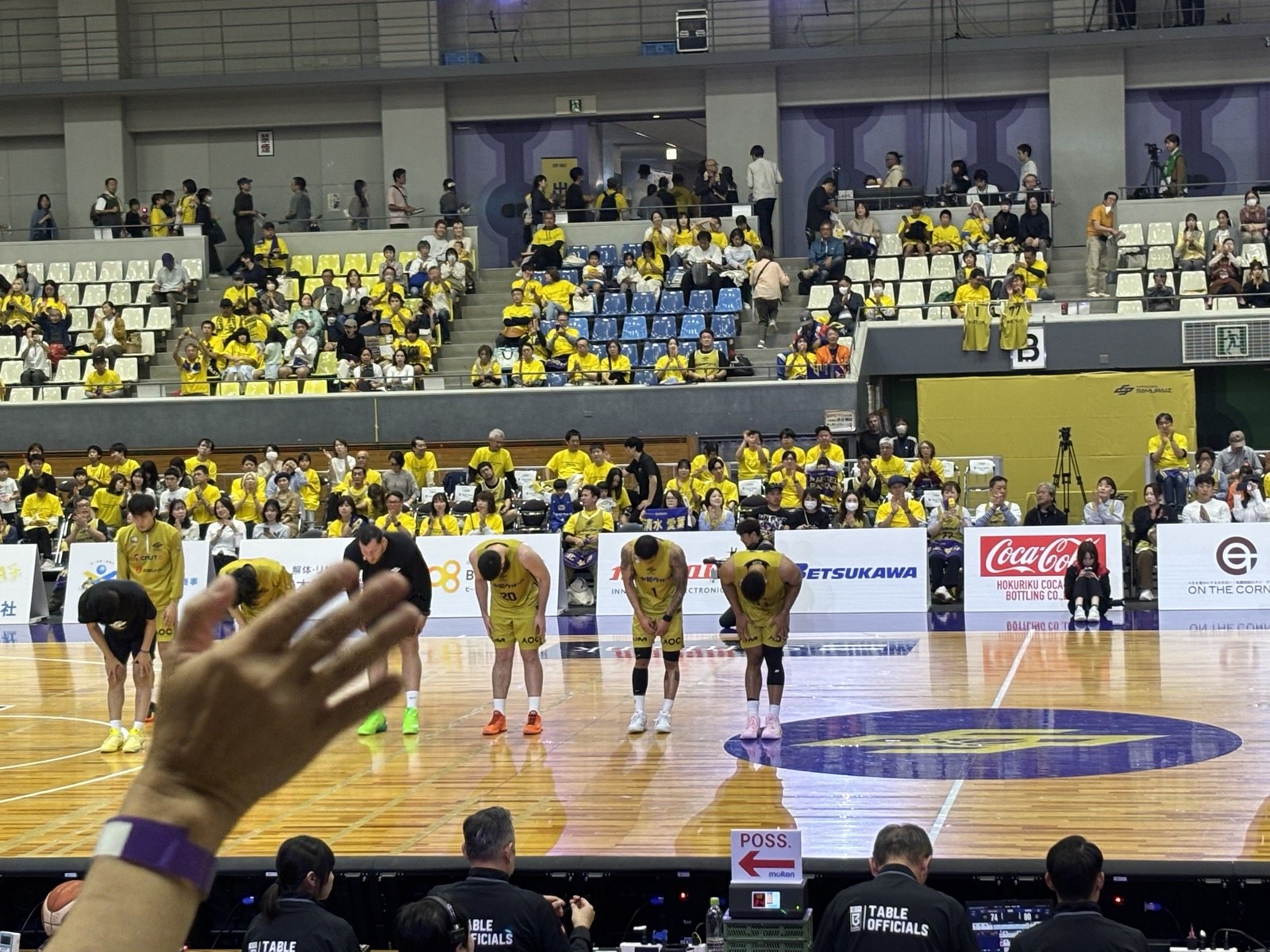 試合後にコート中央で整列して一礼する選手たち