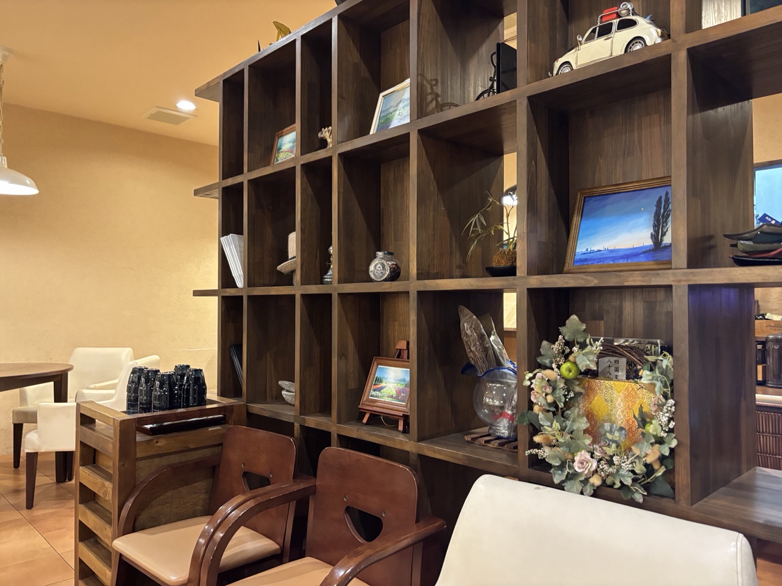 木製の棚のある店内