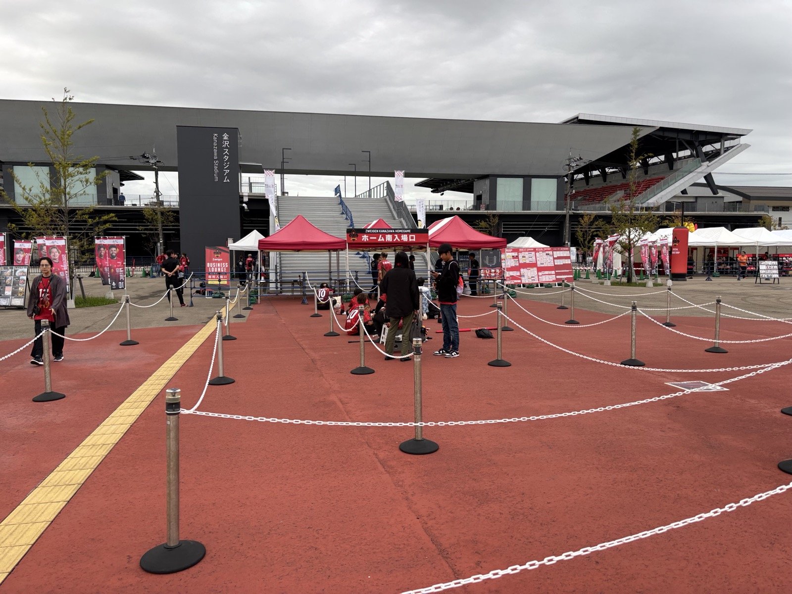 開場前の金沢ゴーゴーカレースタジアム ホーム入場口の待機列