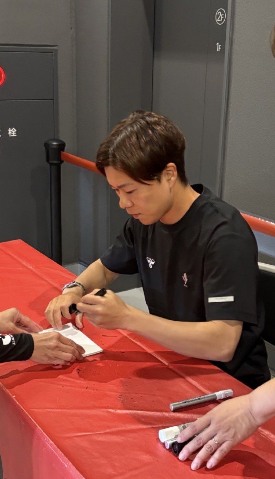 選手サイン会でサインを書く嶋田慎太郎選手